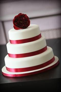 3 tier classic wedding cake